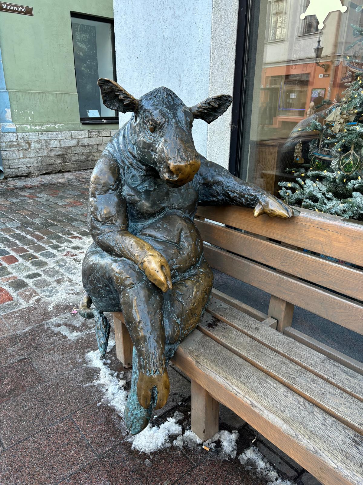 Statues photograph