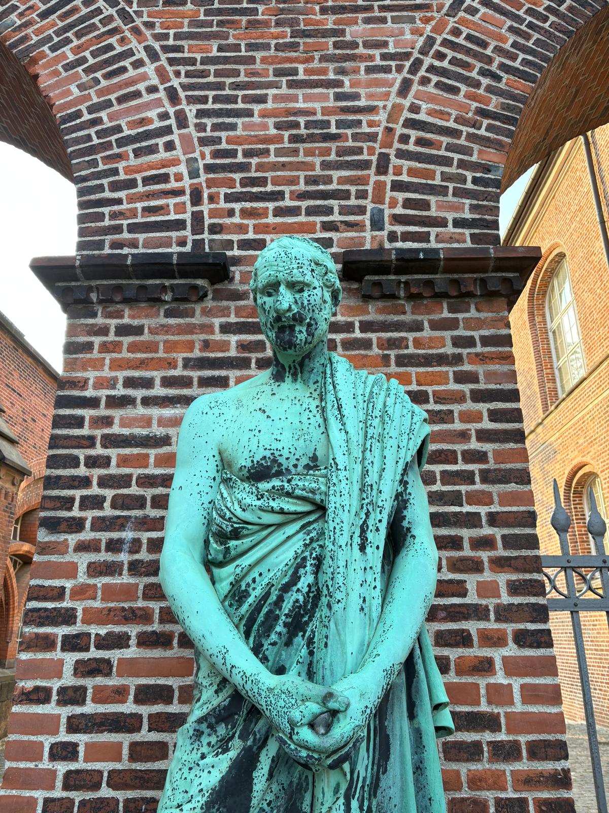Statues photograph