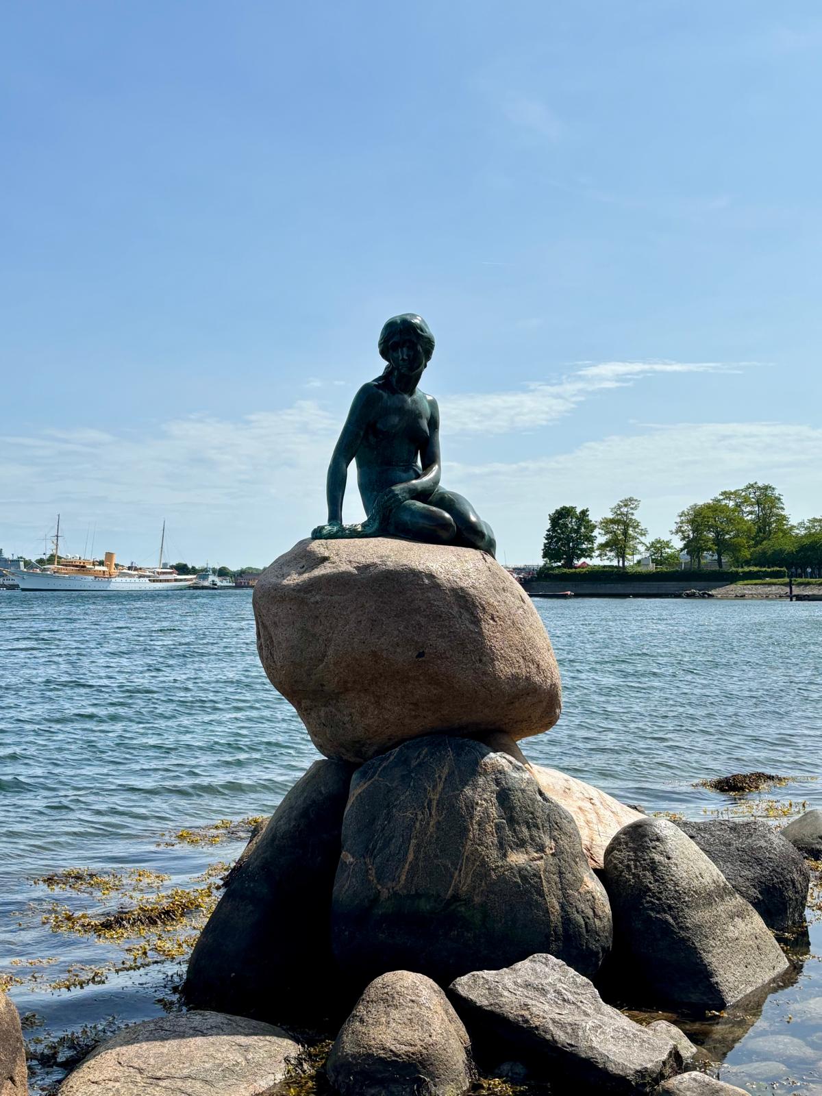 Statues photograph