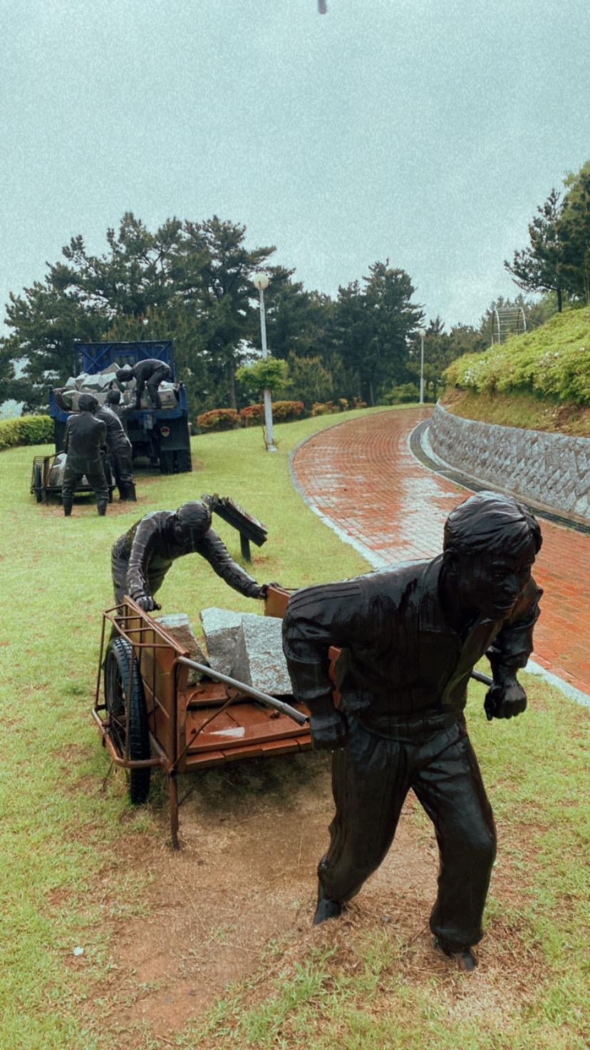 Statues photograph